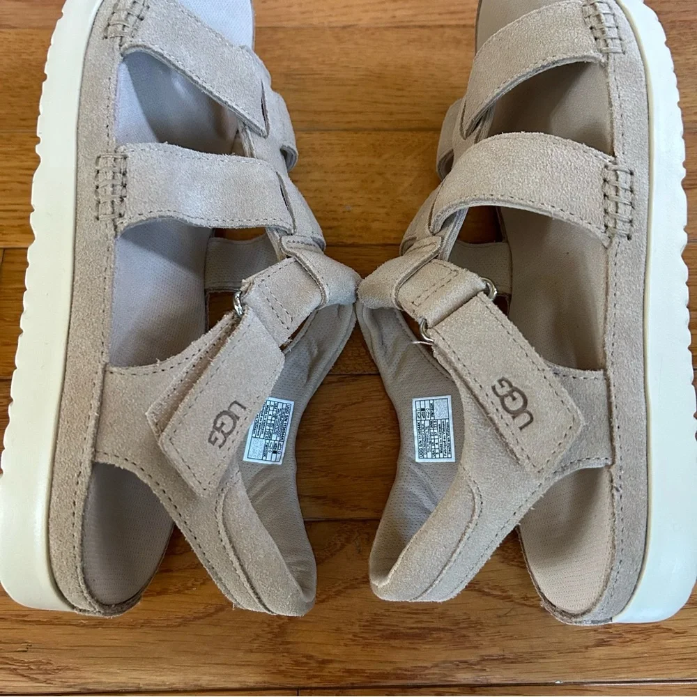 NWOB UGG Kids Goldenstar Strap Platform Sandals, Size 5 Youth.